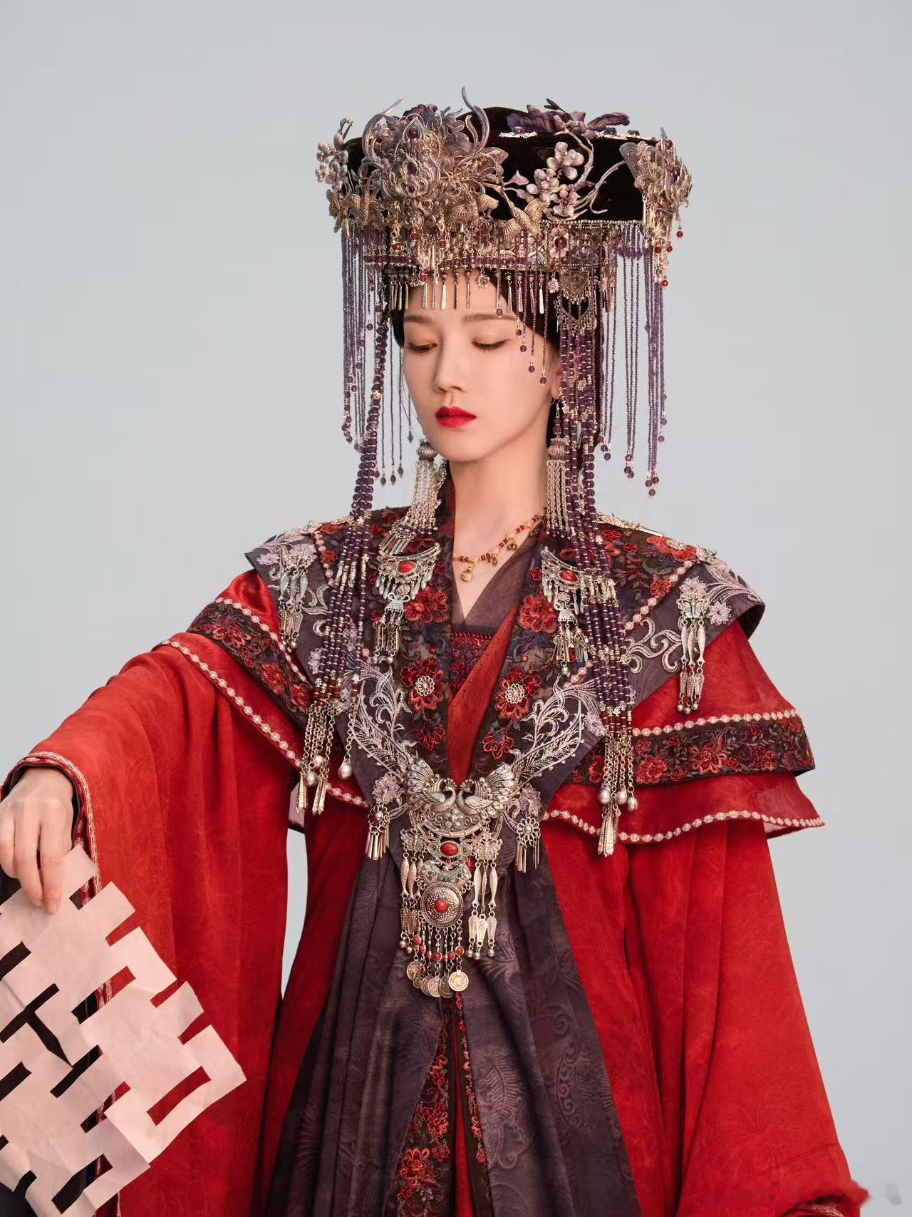 陈小纭红嫁衣造型太对味了 陈小纭的红嫁衣造型真是太对味了！她那迷人的气质和婚服的
