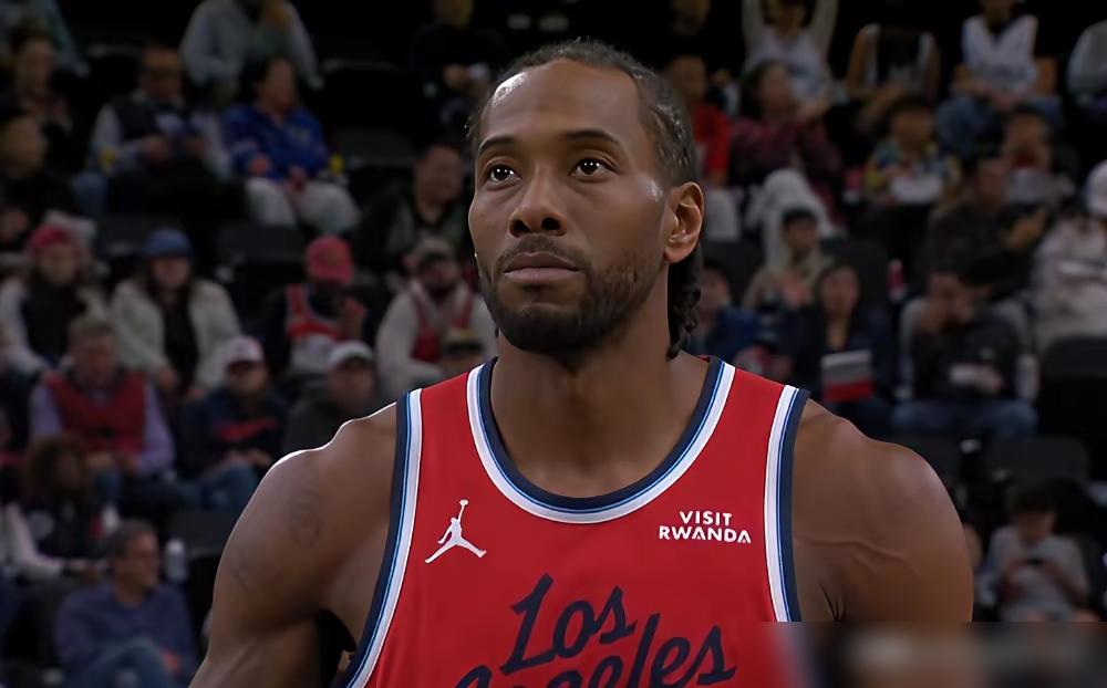 你敢信？卡哇伊刚破队史45场20+纪录，转头崴脚，快船被马刺锤爆！
昨天打国王