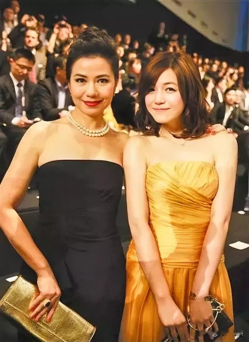 陈妍希和钟楚红像吗？
陈妍希被人说长得和钟楚红有点像，她自己也为此感到很自豪。当