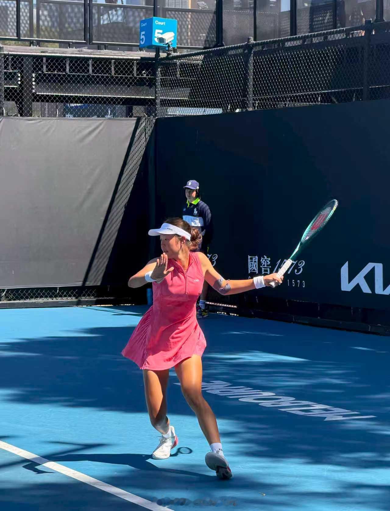 今年澳网很多人记住了渠依含的名字，16岁的她首次闯入女单16强，创造个人最佳战绩