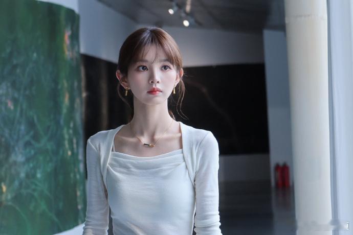 田曦薇好温婉的美田曦薇好温婉的美啊，这个造型有种知性熟女感，很不一样田曦薇熟女感