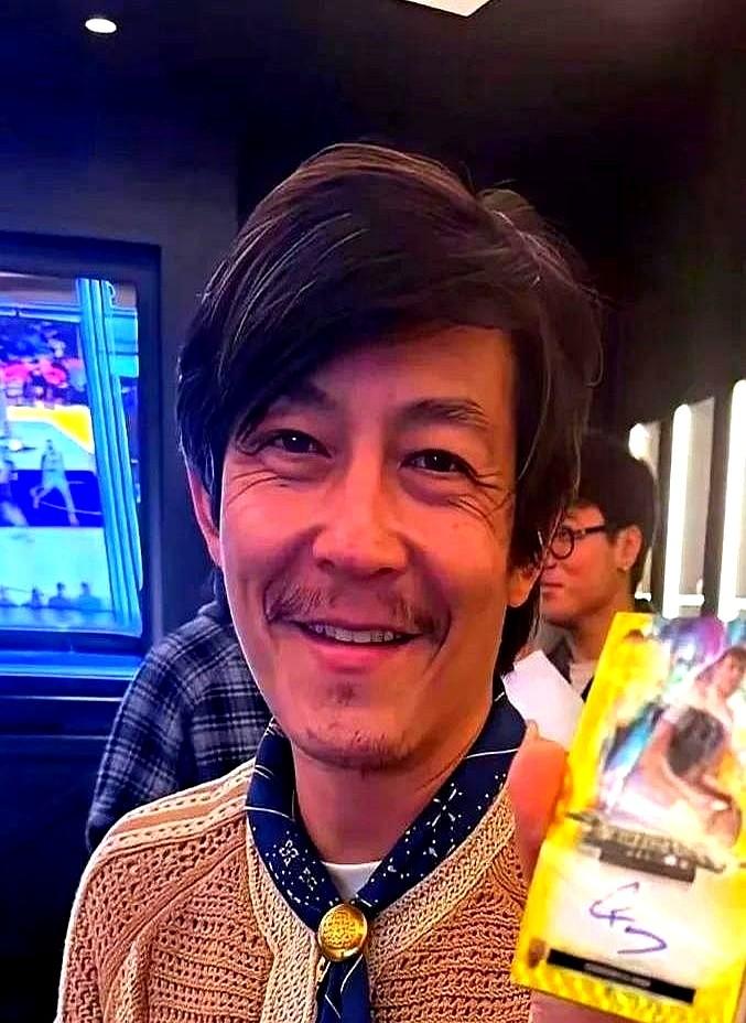 别再盯着陈冠希的脸，扯什么骨相了。

最近在日本滑雪场，他素颜被拍，小胡子，一笑