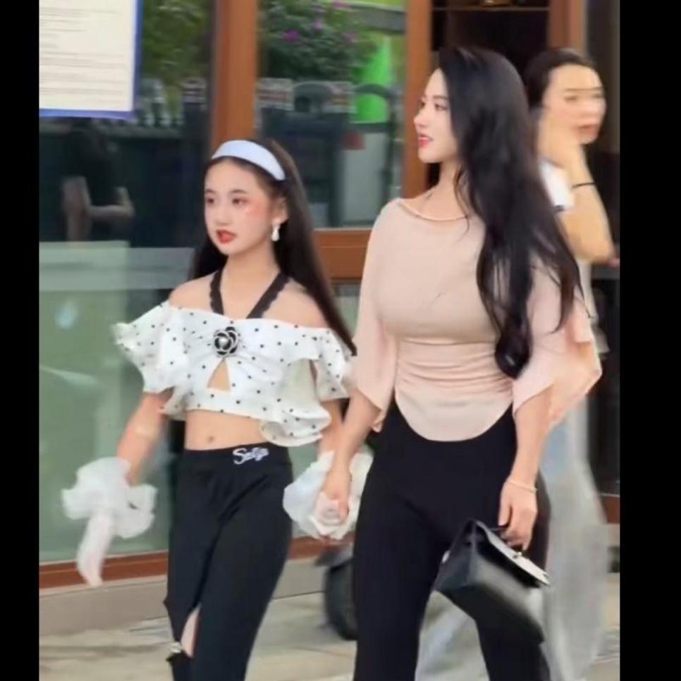 母女二人出门，穿搭风格几乎一模一样，引发不少争议！
 
妈妈打扮精致时髦，也把小