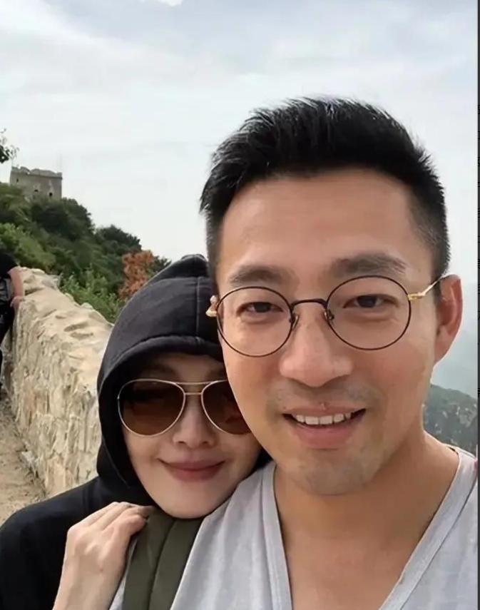 汪小菲直播透露自己并没有给小玥儿转学
小玥儿当初上的学校是复兴学校
当时小玥儿进