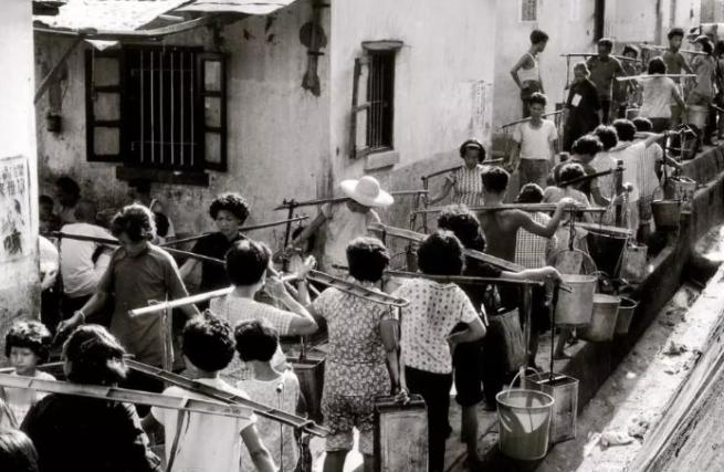 1963年，香港遭特大旱灾，港府向内地求救，不救，香港将是一座死城，中国可趁此要