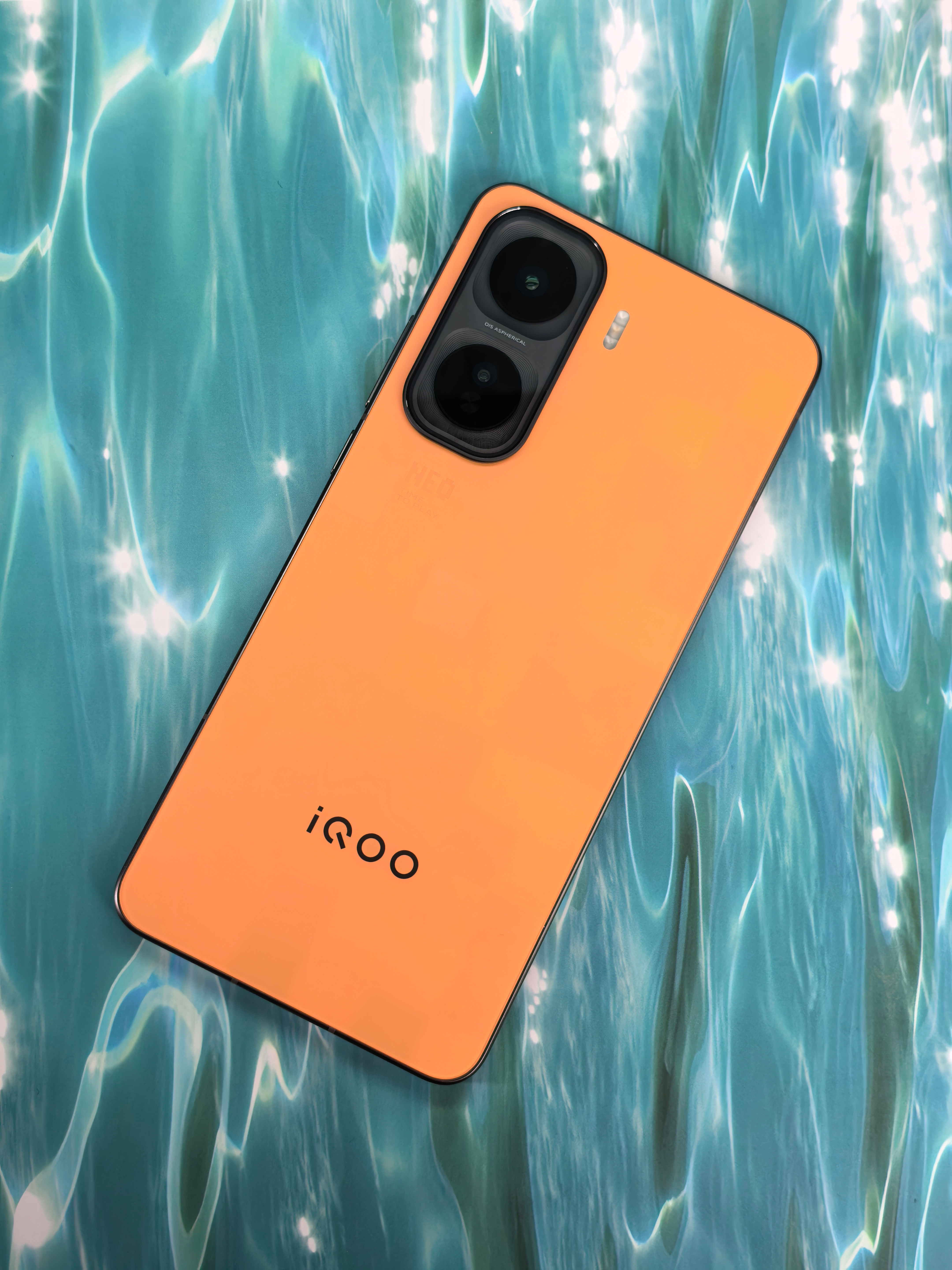 用Neo11 四个月了，我感受最直接的是双芯和屏幕的组合。骁龙 8 至尊版 + 