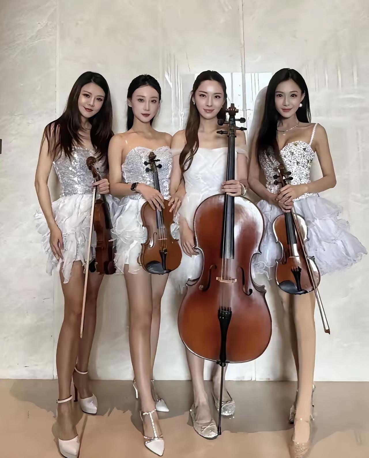 对联
上联：[作揖][作揖][作揖]；
下联：大小提琴。