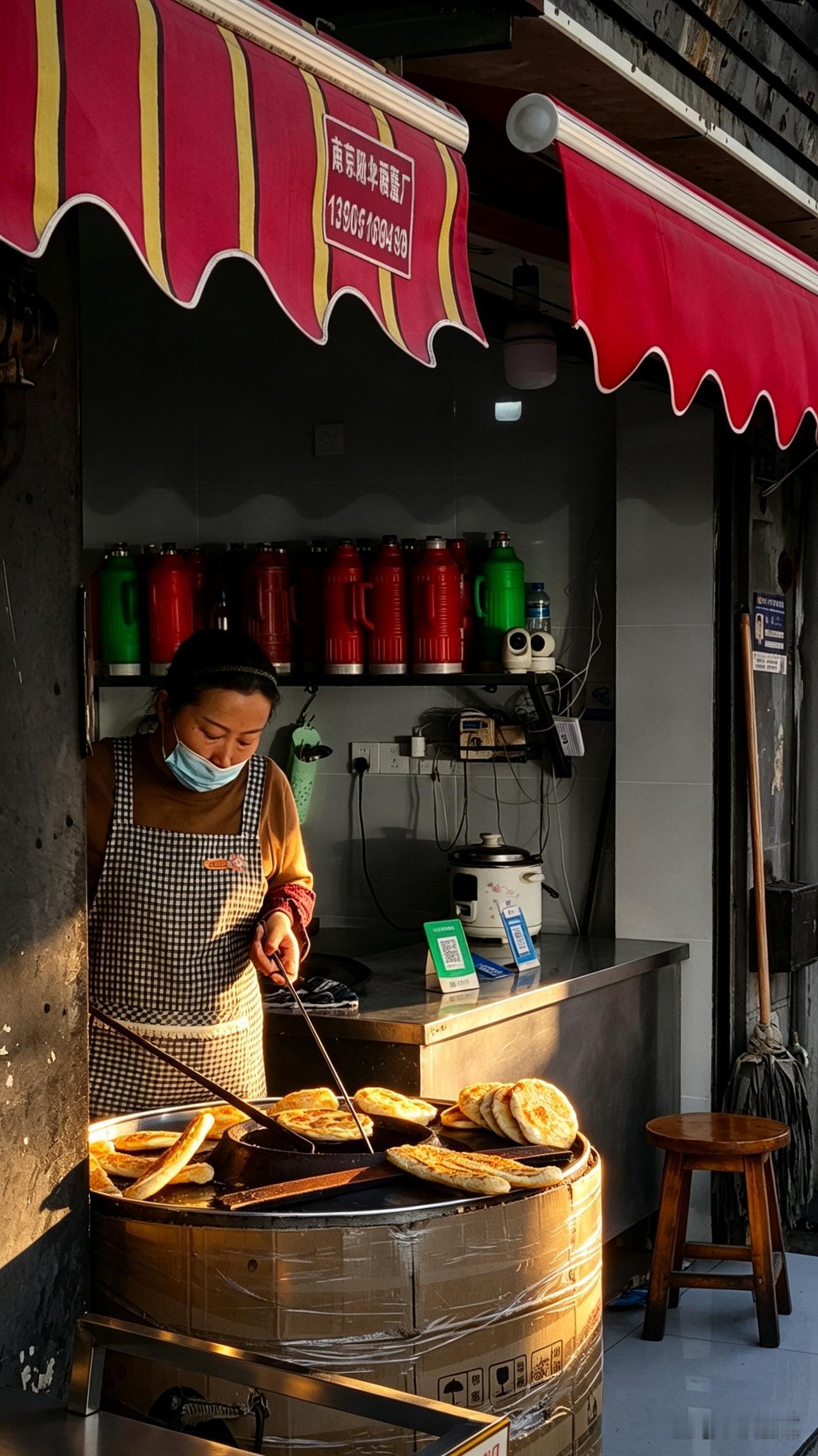 南京地道的小吃里，排骨烧饼绝对占一席。早先街头巷尾随处可见现烤现做的烧饼摊，如今