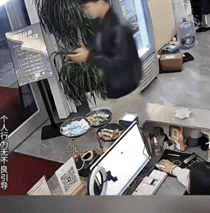 男士在理疗馆找女技师做完项目，快速走出收银台，推开店门逃单溜了，收银员赶紧叫来女