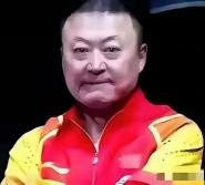 伦敦世乒赛颁奖典礼上，出现了一个特别暖心的小插曲。当颁奖嘉宾准备先给主教练马琳挂