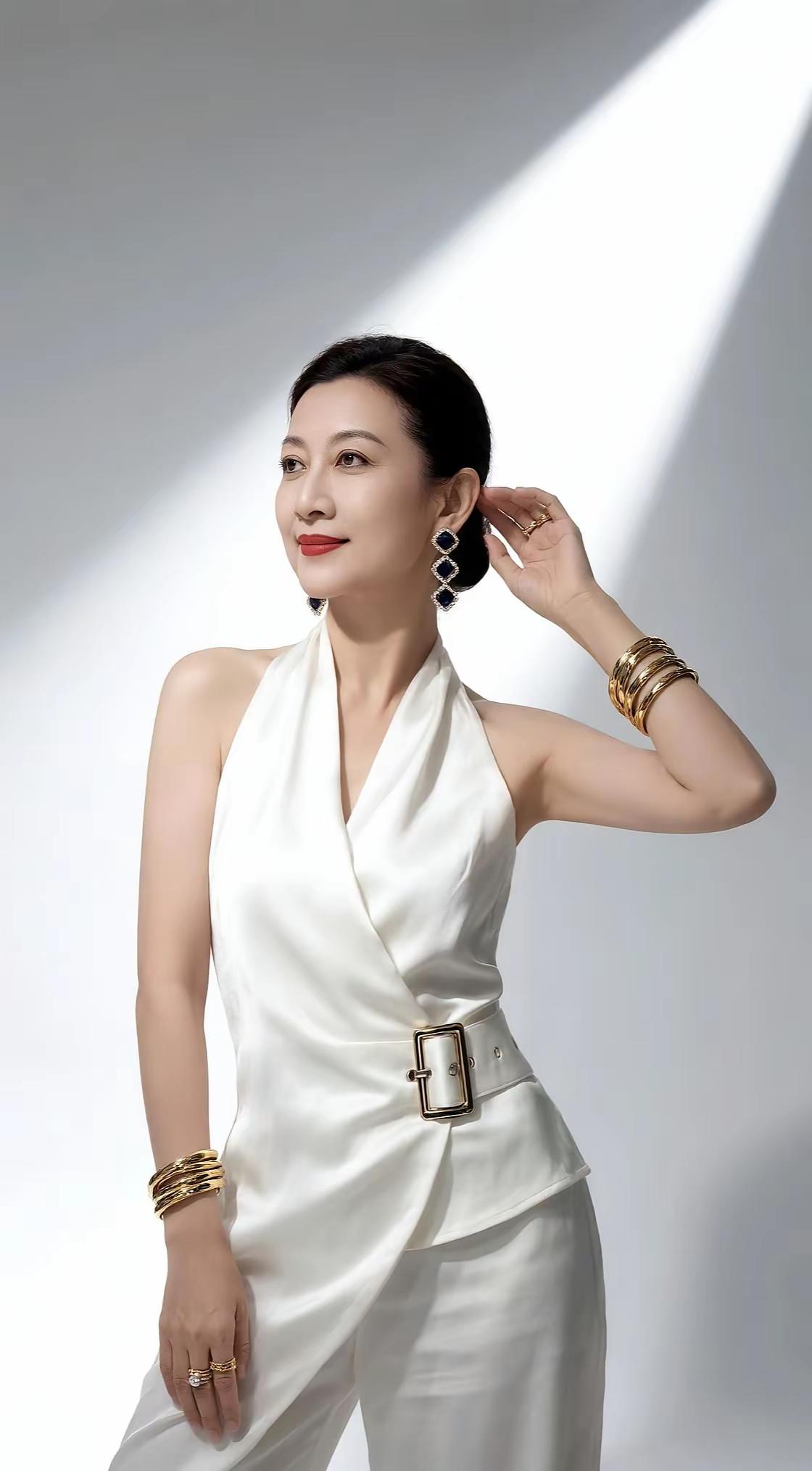 优雅白裙，闪耀珠宝，自信女人味