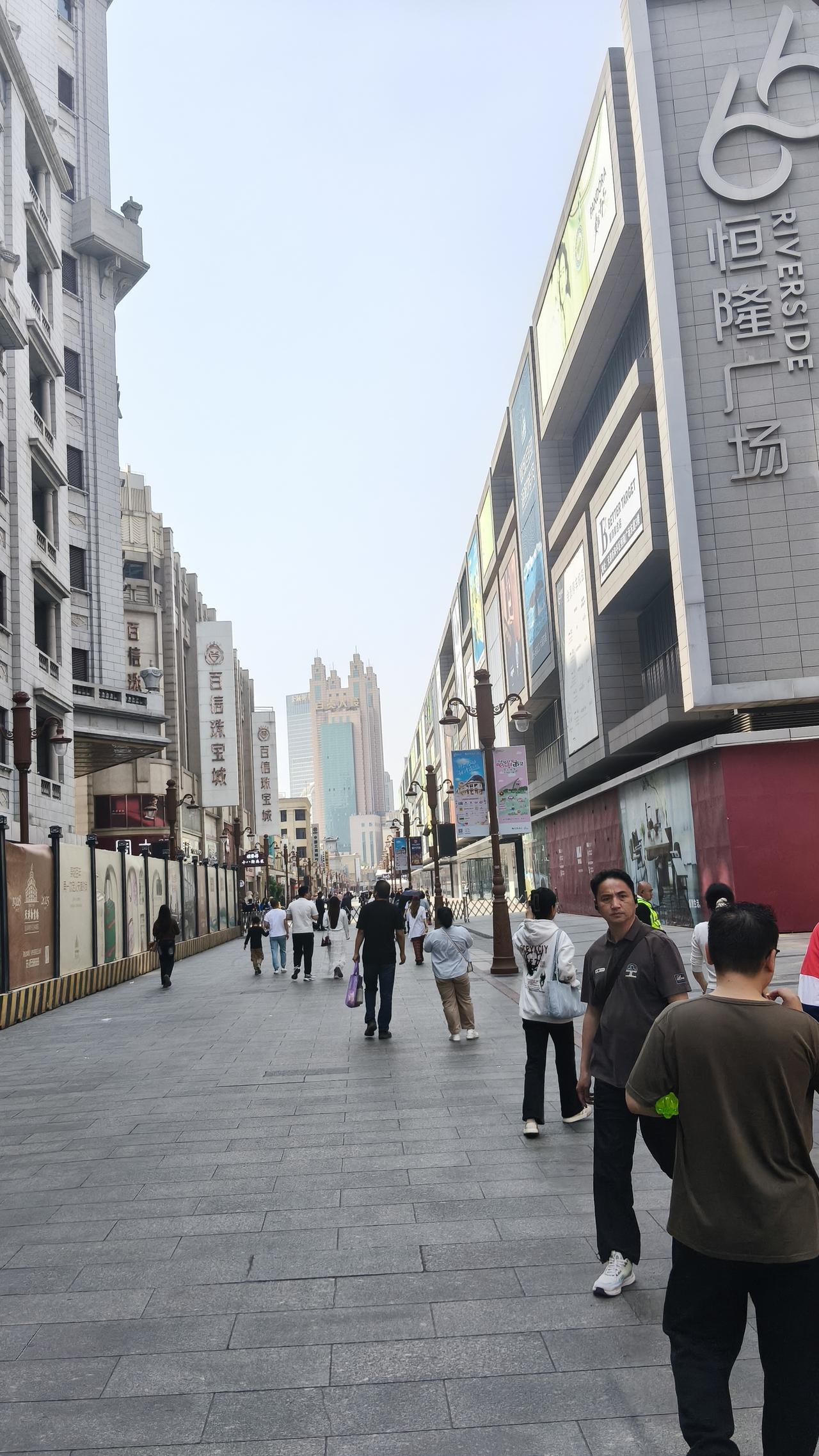 今天看到天津百货大楼倒闭的消息，心里很不是滋味！全国各地很多国企商场都支撑不下去