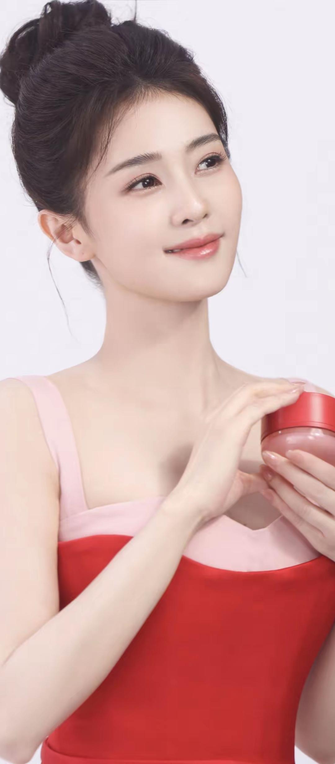 红妆映笑靥，玉颜如花绽。