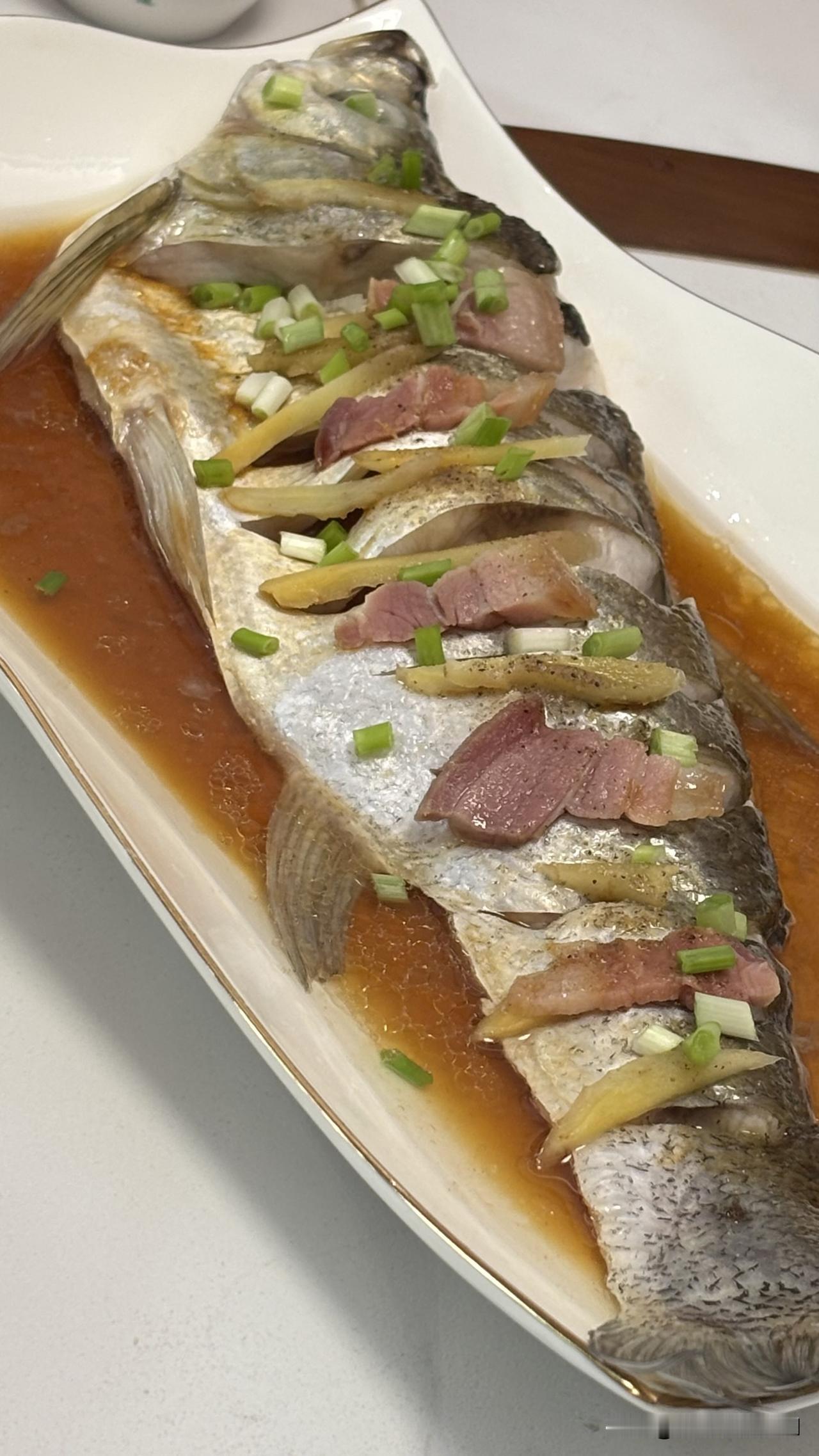 诸暨游最后一顿农家菜
清蒸鱼、凉拌豆腐、蒸土豆、红烧油豆腐、芹菜炒肉丝、韭黄炒豆