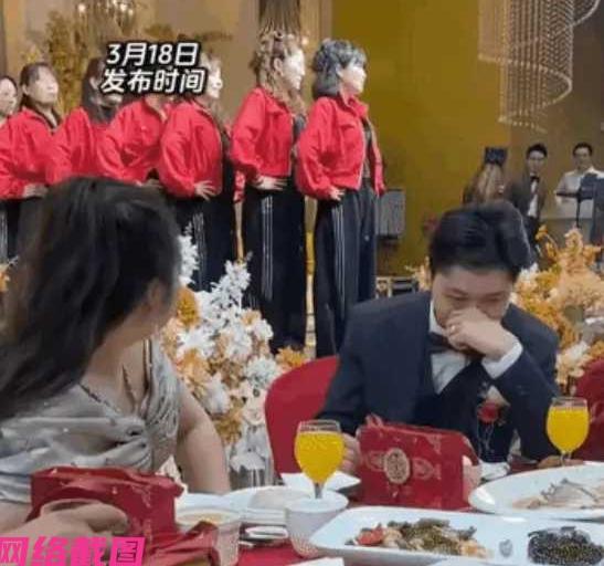 有新人的结婚现场，发生一幕新郎母亲和自己的闺蜜们，在婚礼仪式上演了一段精彩的才艺