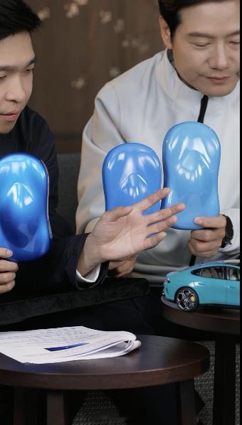 雷军回应新一代SU7新配色雷军回应新一代SU7黑内饰老登味 今晚直播中，雷军谈及