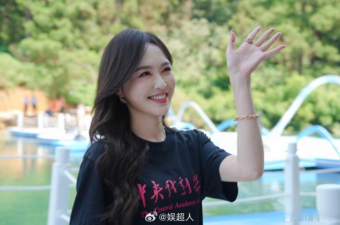 唐嫣中戏学姐回归 糖糖现身贵州戏剧节，身着zhong yang戏剧学院T恤，元气