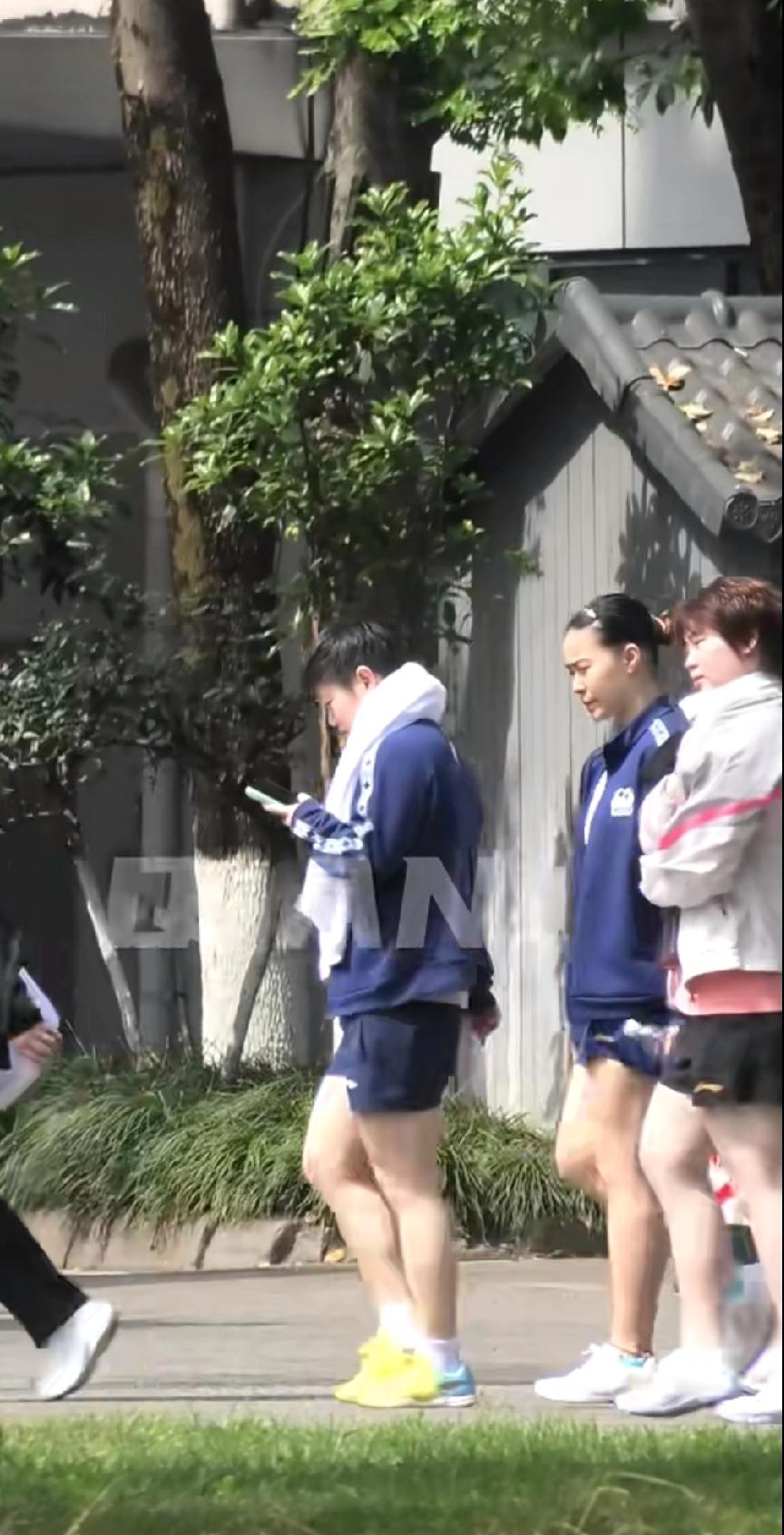 成都天气像开盲盒，莎莎围大围巾去训练太真实了
 
刷到孙颖莎今天成都封训的路透，