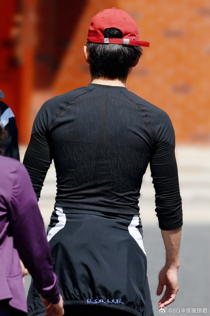 尹子维调侃代旭胸肌尹子维调侃代旭 代旭被调侃后的表情太好笑了。又惊又懵又无辜，眼