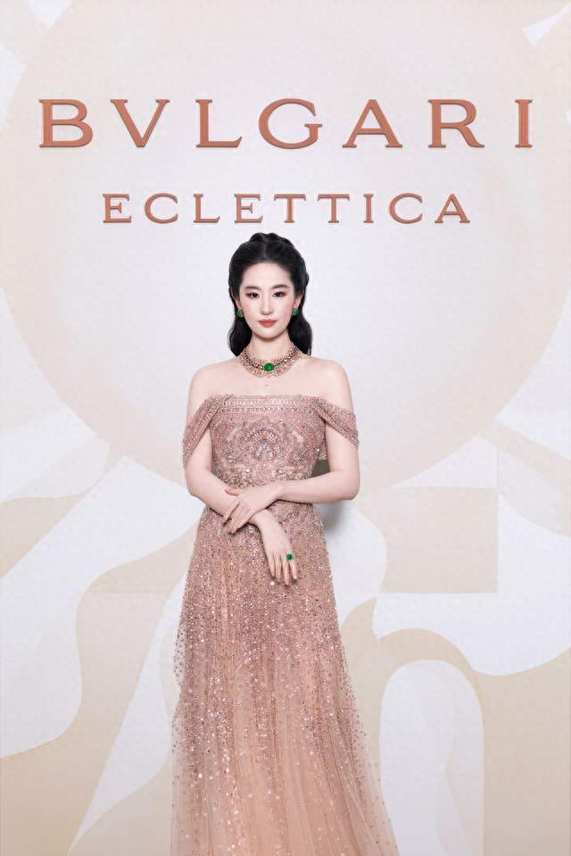 宝格丽晚宴合照惹争议，刘亦菲裁掉越南女星后删图