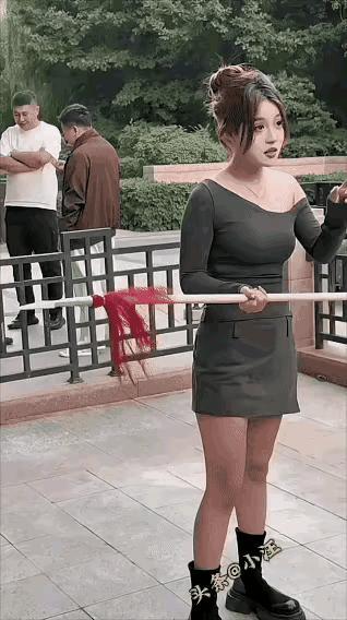 美女真敢说，男的感觉无地自容，真是无用，连买个东西都做不好 。