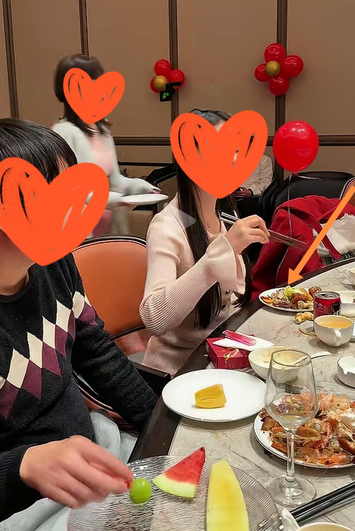 把酒桌上的骨碟当做自助餐盘，会发生什么事？一女子参加婚宴，在餐桌上，不断的往骨碟