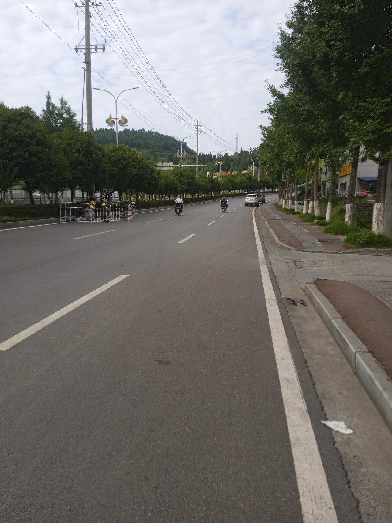 普通人买房是为了住，开发商建房是为了赚钱，政府出售地皮是为了经济的发展，银行贷款