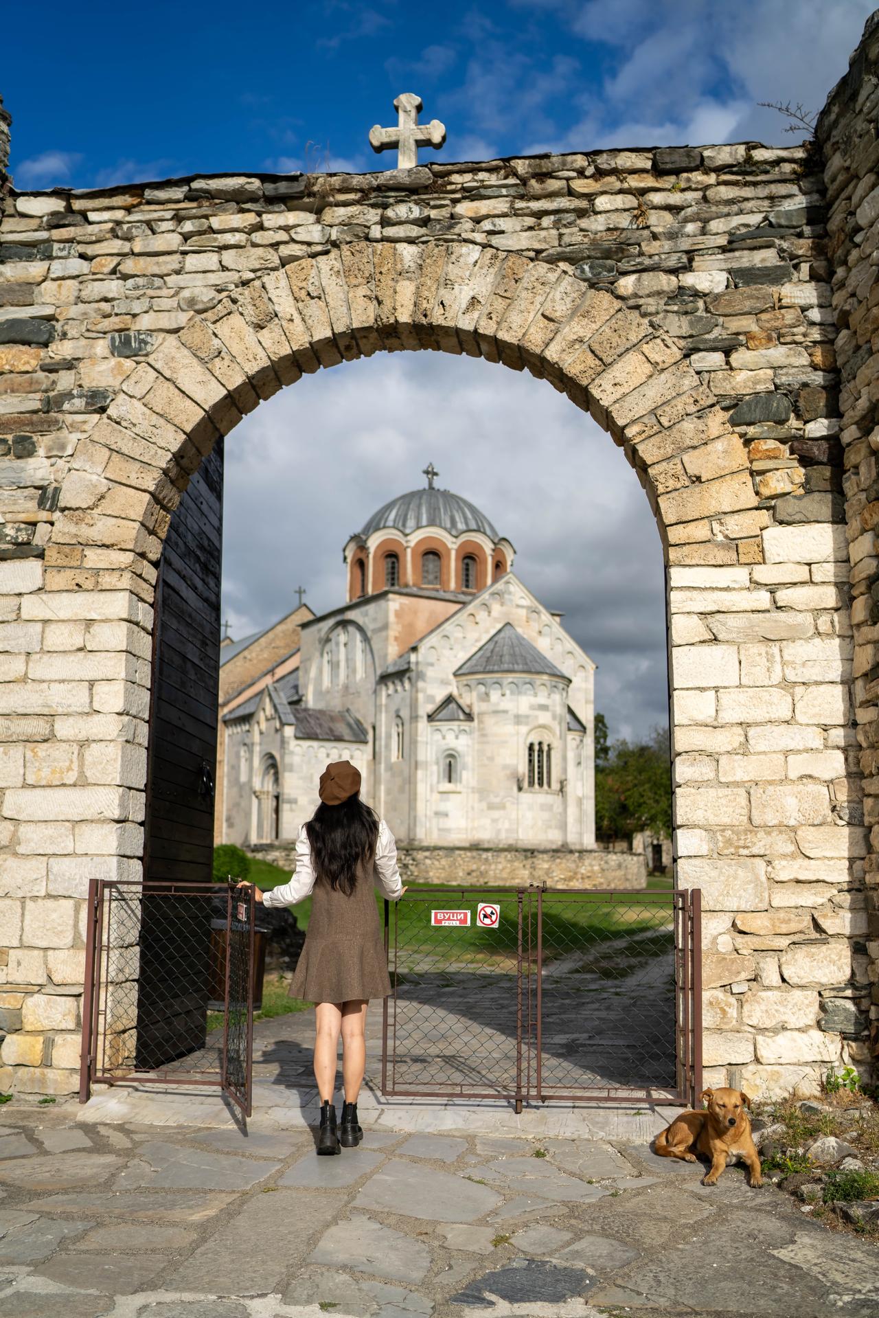 塞尔维亚的修道院这么多，但斯图代尼察（Studenica ）很不一样。
它是塞尔