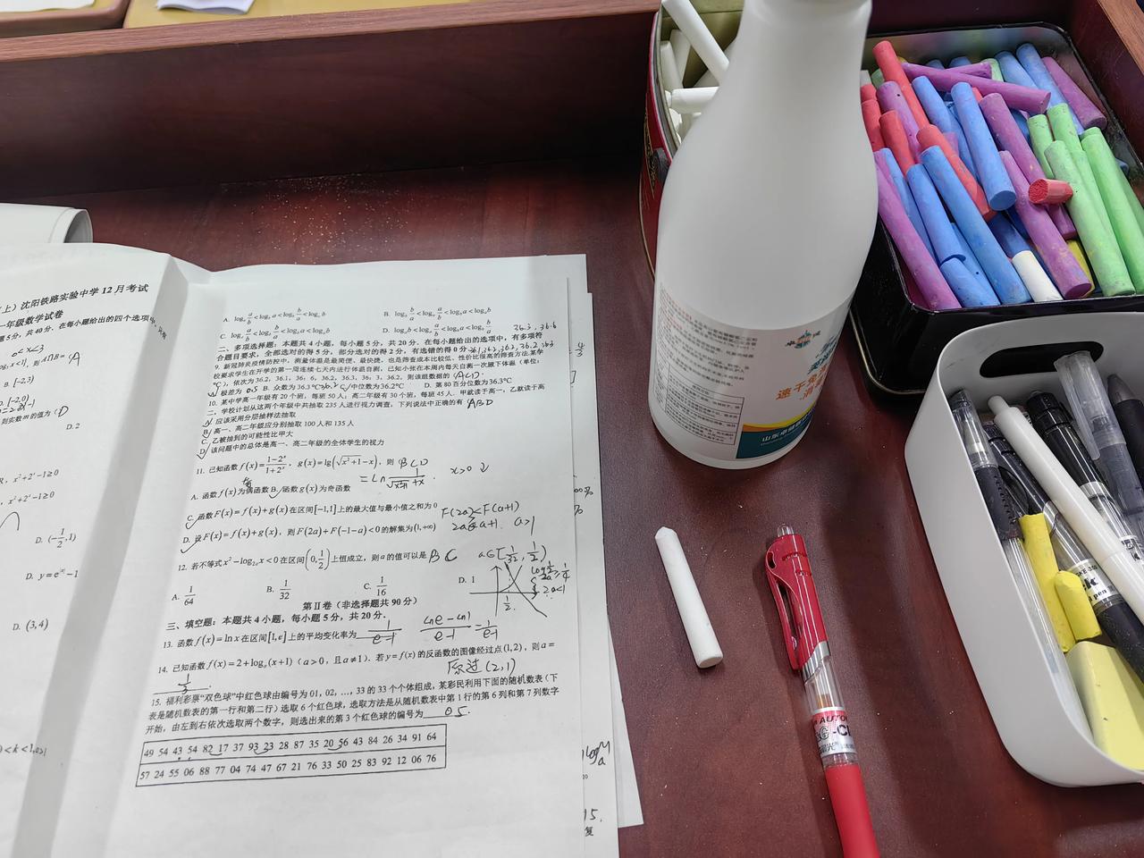 晚课进行中。刚刚下第一节课，随手拍了几张办公桌的照片。这个班级从10月中旬分完班