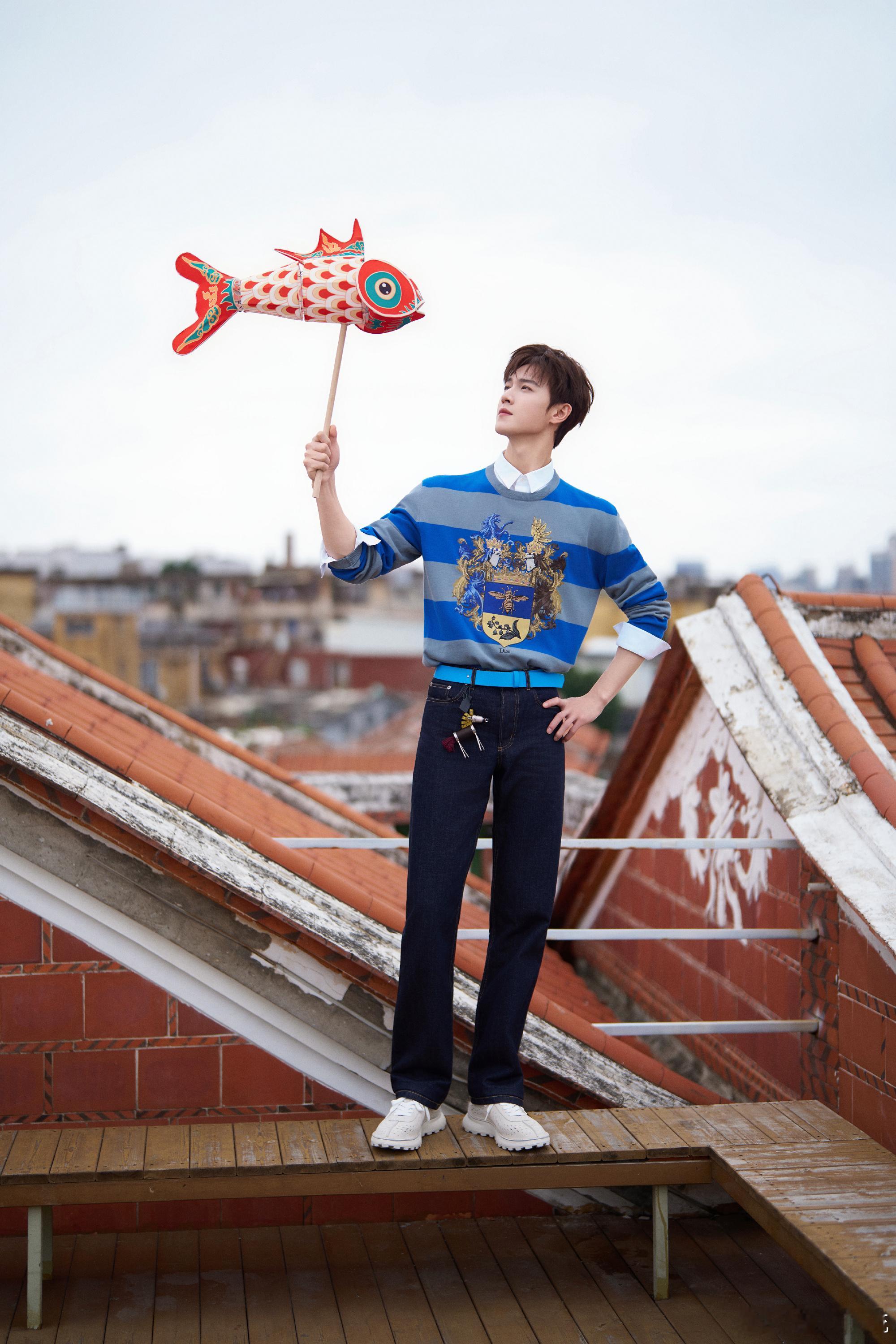 李昀锐克莱因蓝小甜豆李昀锐跳舞的事情交给别人 发布会镜头下的李昀锐状态超优异，一