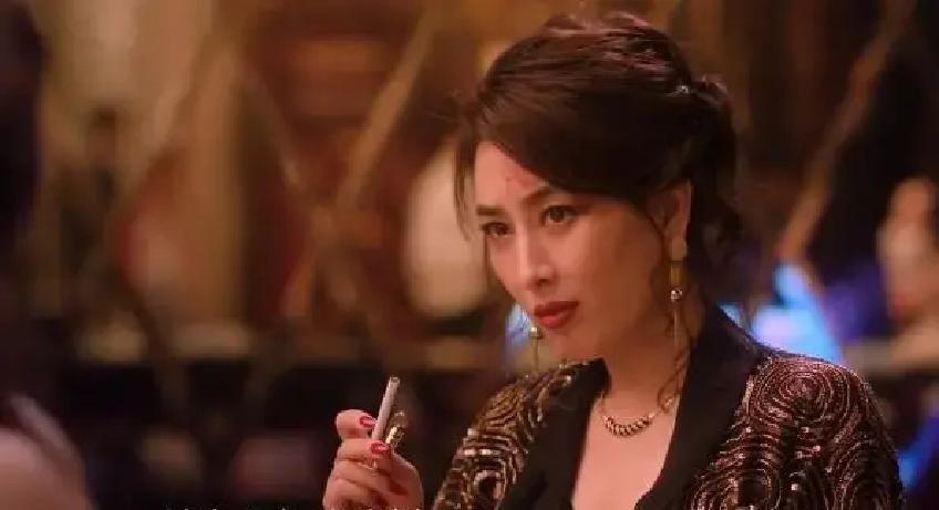 马苏，一个曾把收视率干到9.7%的女主角，如今在新出的一部12集网剧里，演一个敲