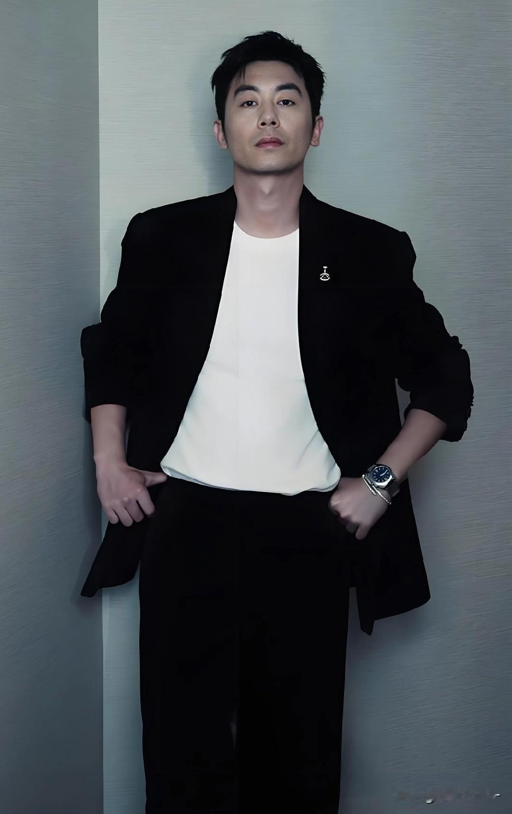 朱亚文，

真不愧是行走的荷尔蒙哈，

就在《中国电影大数据》颁奖晚会上他获得了