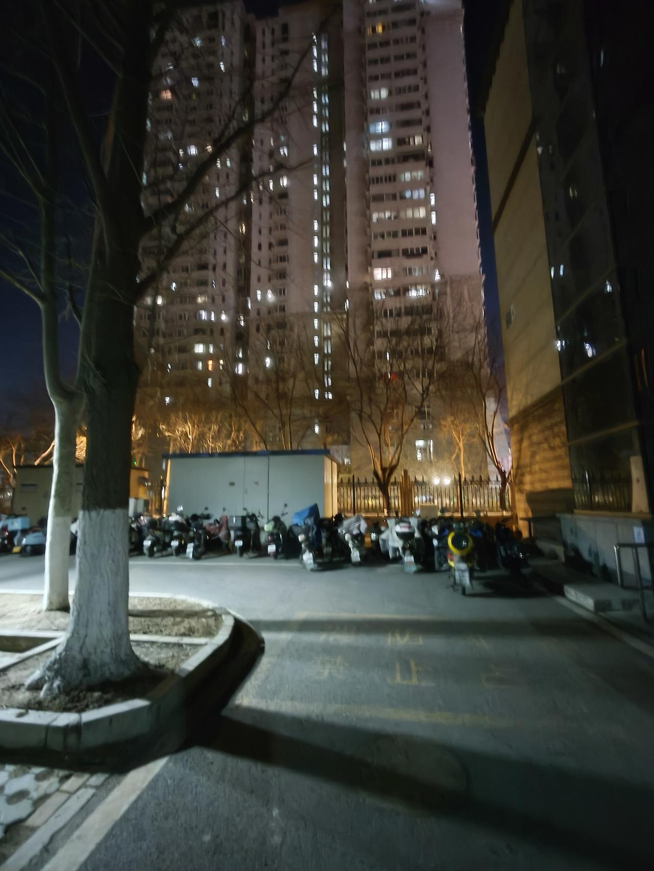 深夜在北京的公寓仍沒有唾意！
    热火朝天的北京半边天的节日，真的热闹，带动