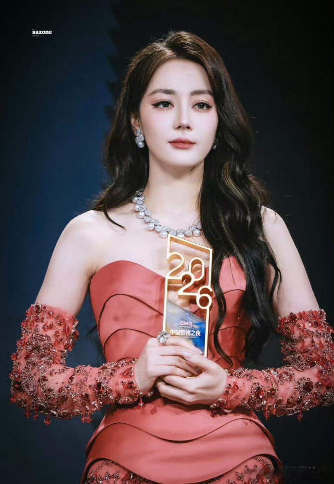 迪丽热巴获最佳电视剧女演员6月15日中国影视之夜，她凭借《利剑玫瑰》打拐女警邓妍