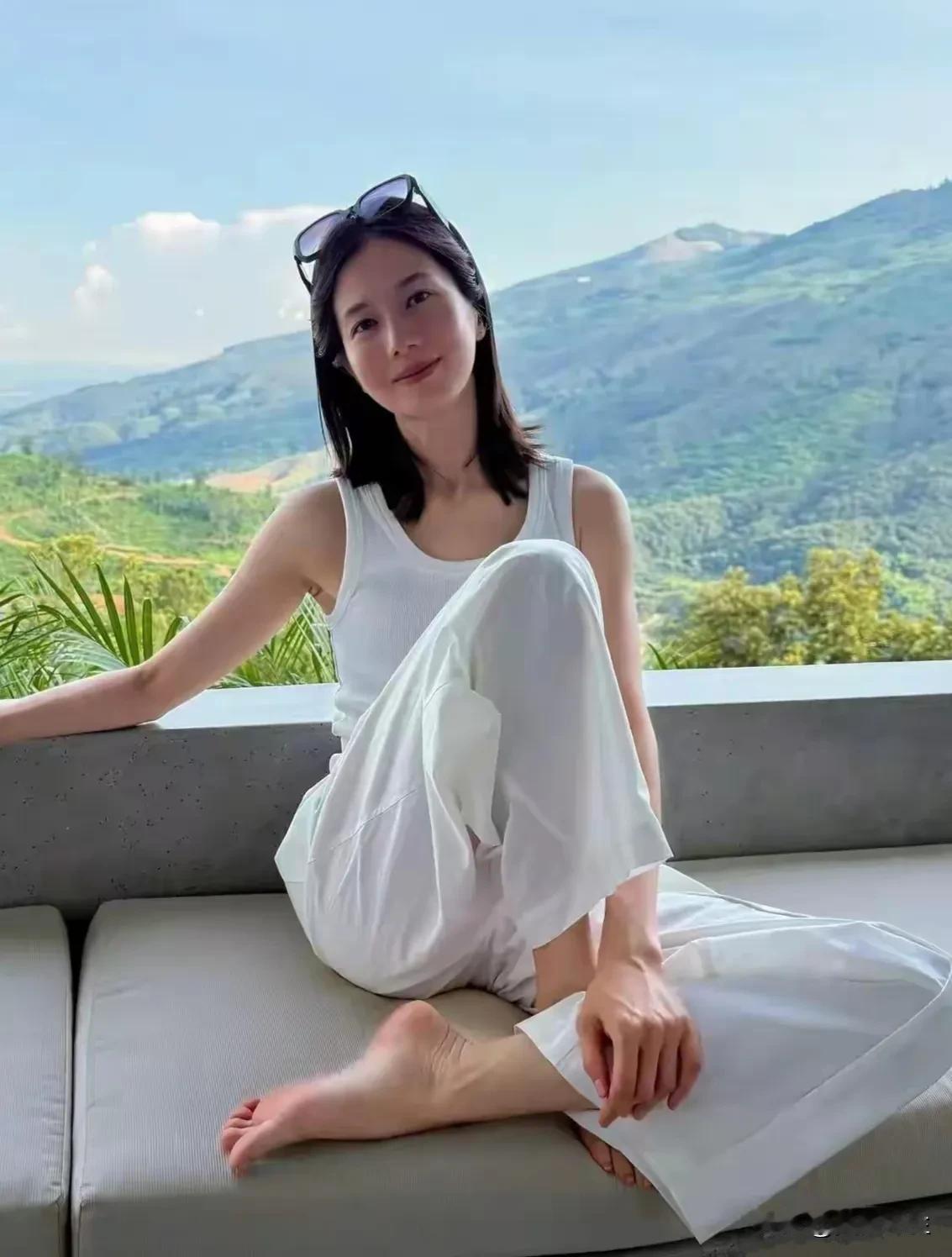 取悦自己很简单，一树花开，一缕阳光，一个安静的地方，足矣！