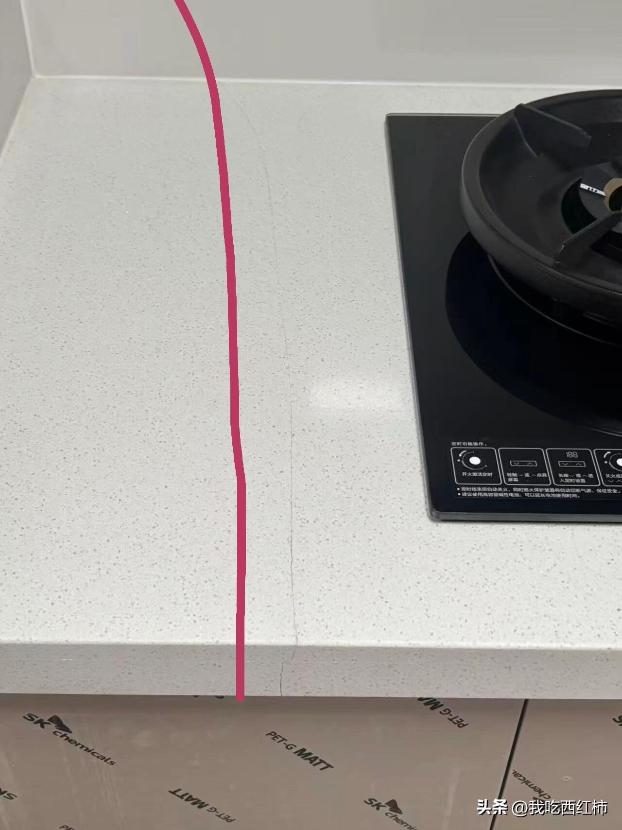 修灯的师傅，把我台面踩裂了
刚叫了一个师傅，上没维修灯，
师傅没有带梯子，于是用