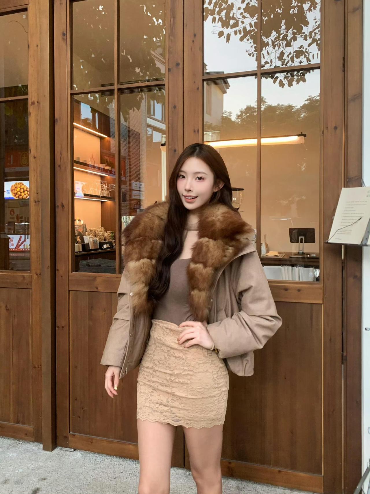 这套穿搭是温柔贵气的棕调轻熟风，把冬日质感和甜美元素融合得很适配轻社交场合。带毛