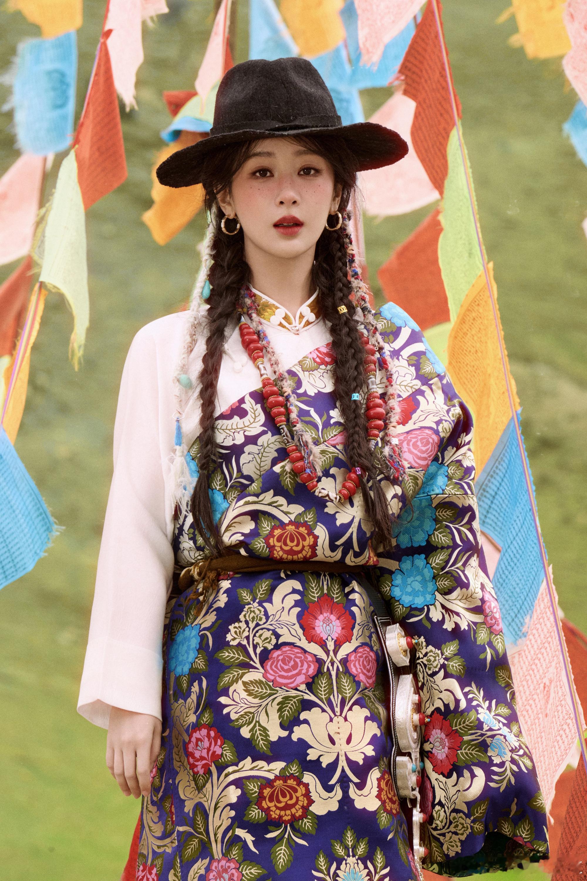 杨紫穿了玉树文旅局局长送的藏袍 杨紫穿上了玉树文旅局长送的藏袍，好漂亮的白菊，如