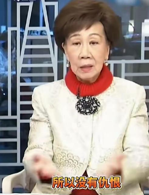现在的台湾出现了怪现象，当年喊台独喊得最凶的民进党元老们，一个个站出来说自己是中