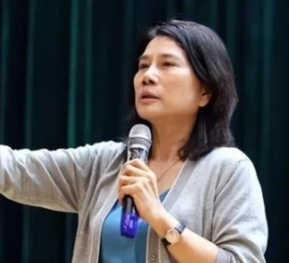 一次，董明珠罚了部长1000元，部长火冒三丈，跟董明珠对着干，扔出一叠钱：“这里