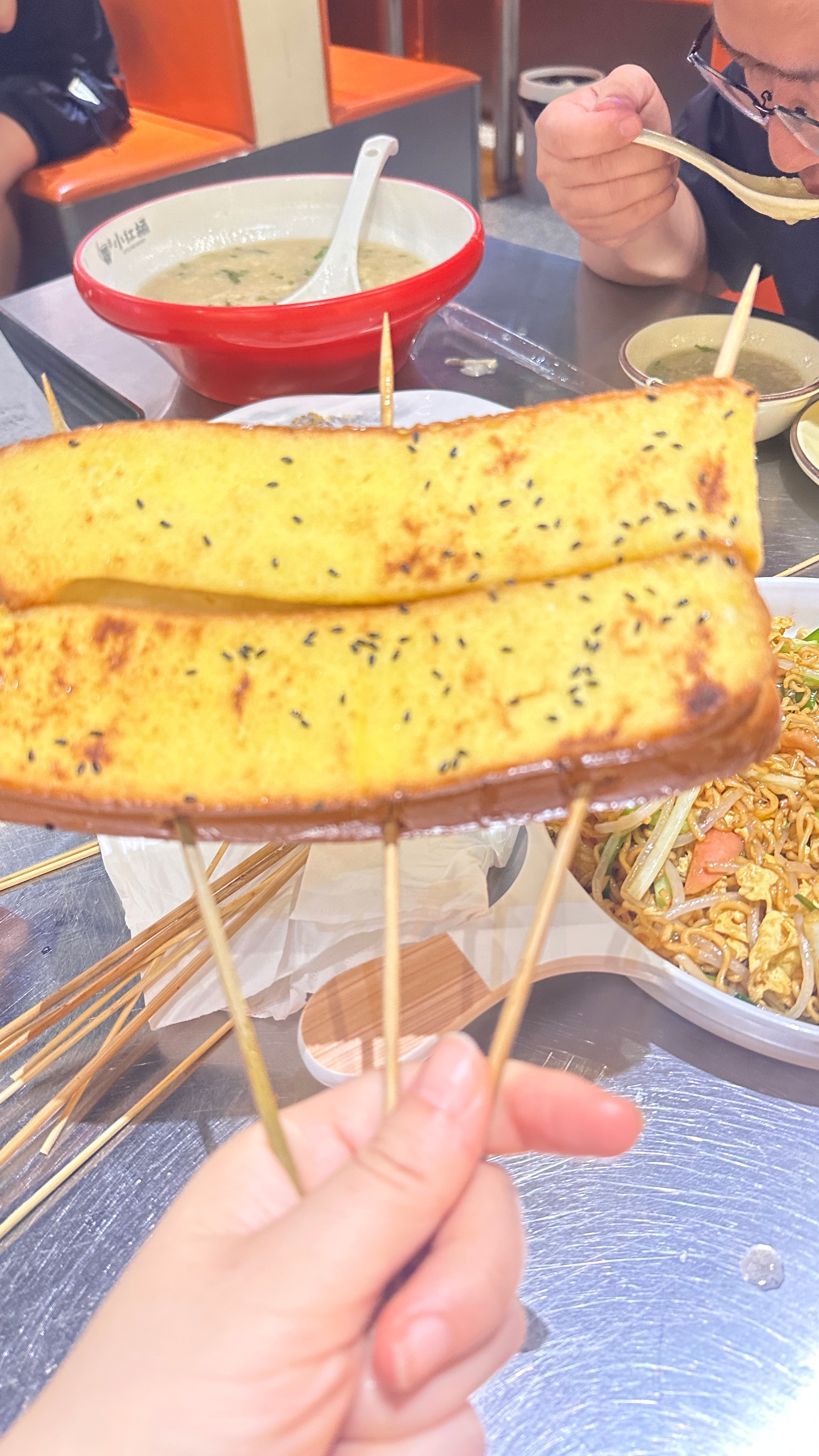 晚上吃的比较晚刚吃完海鲜杂粮包 海鲜疙瘩汤 炒方便面 烤鸡翅和面包每一个都好评而