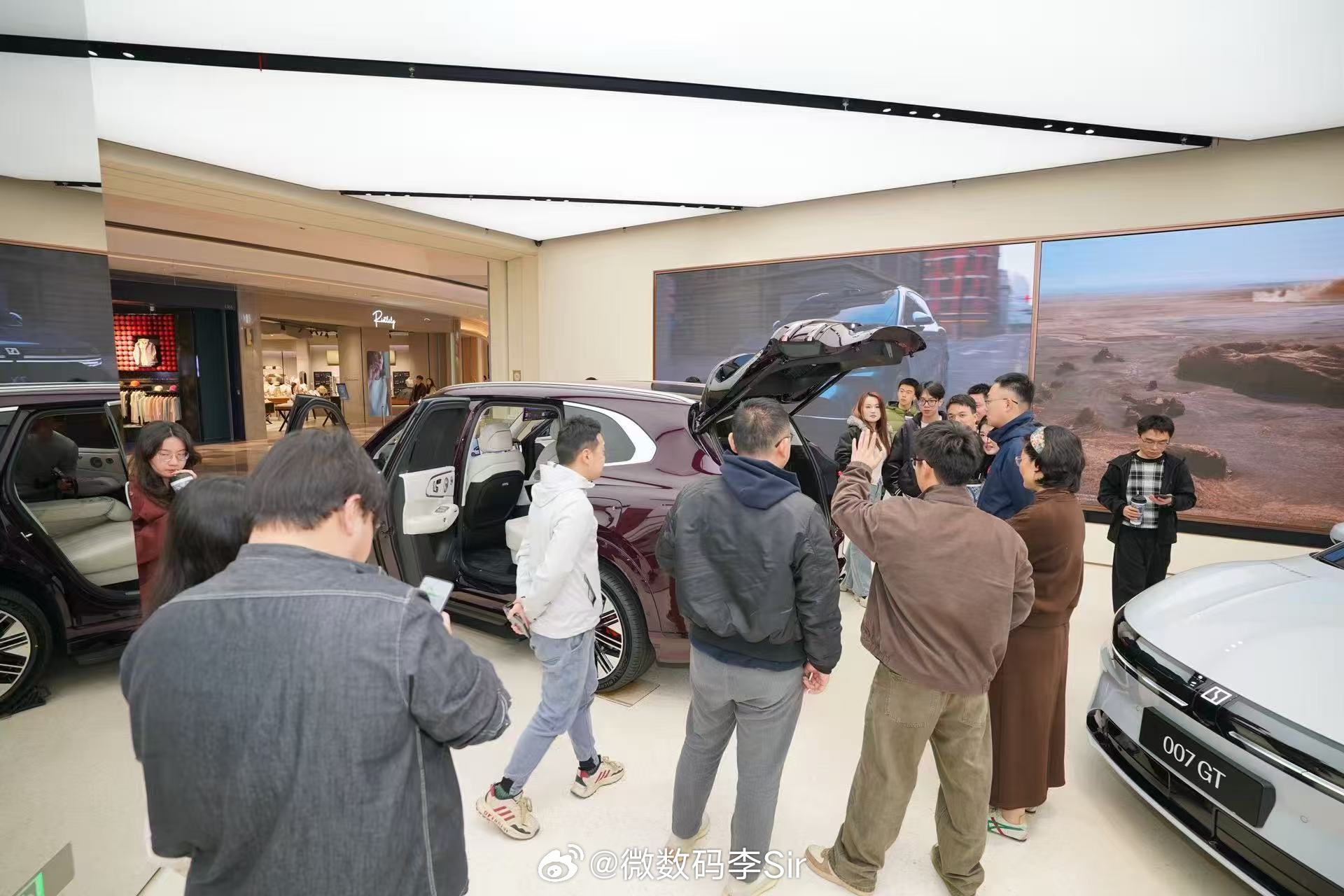 极氪8X 现场看车人群明显破圈了。既有追求个性的年轻人，也有重视空间舒适的家庭用