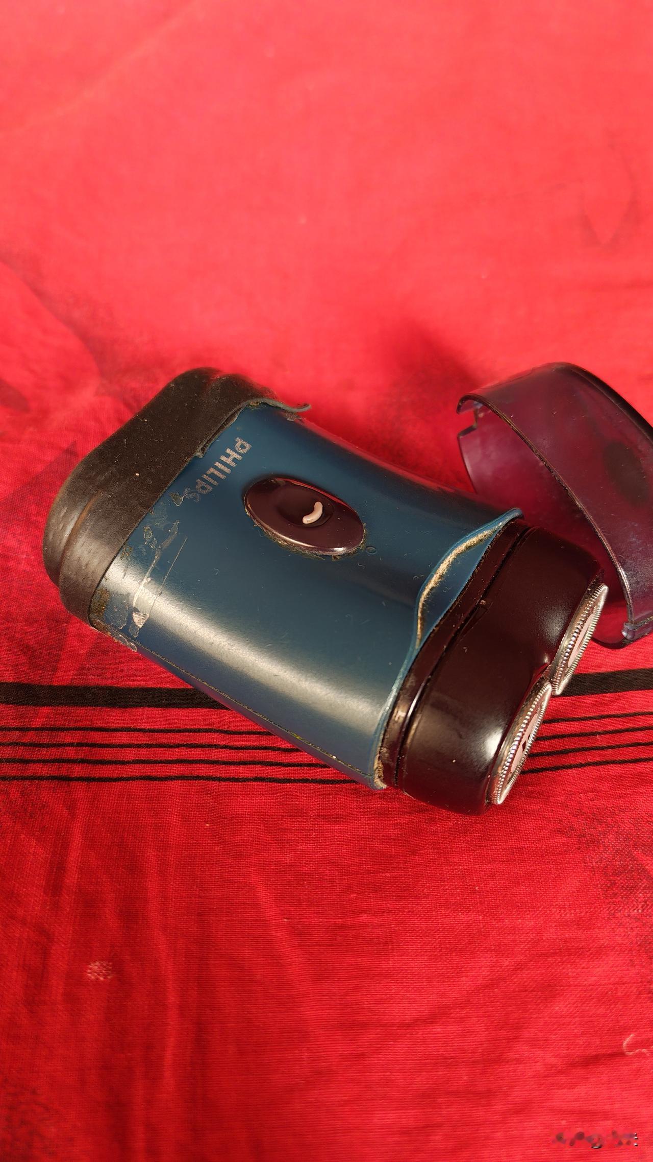 这个牌子不倒对得起谁？才用了二十来年壳子就坏成了这样，电池仓也得用胶带粘！换电池