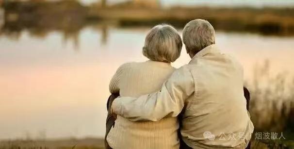 塞鸿秋·陪伴
岁月悠长情意笃，
结发相濡甘贫苦。
晓来同把家声护，
暮共余晖掸尘