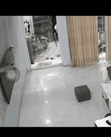 这小子是在家摔门摔习惯了吧😁