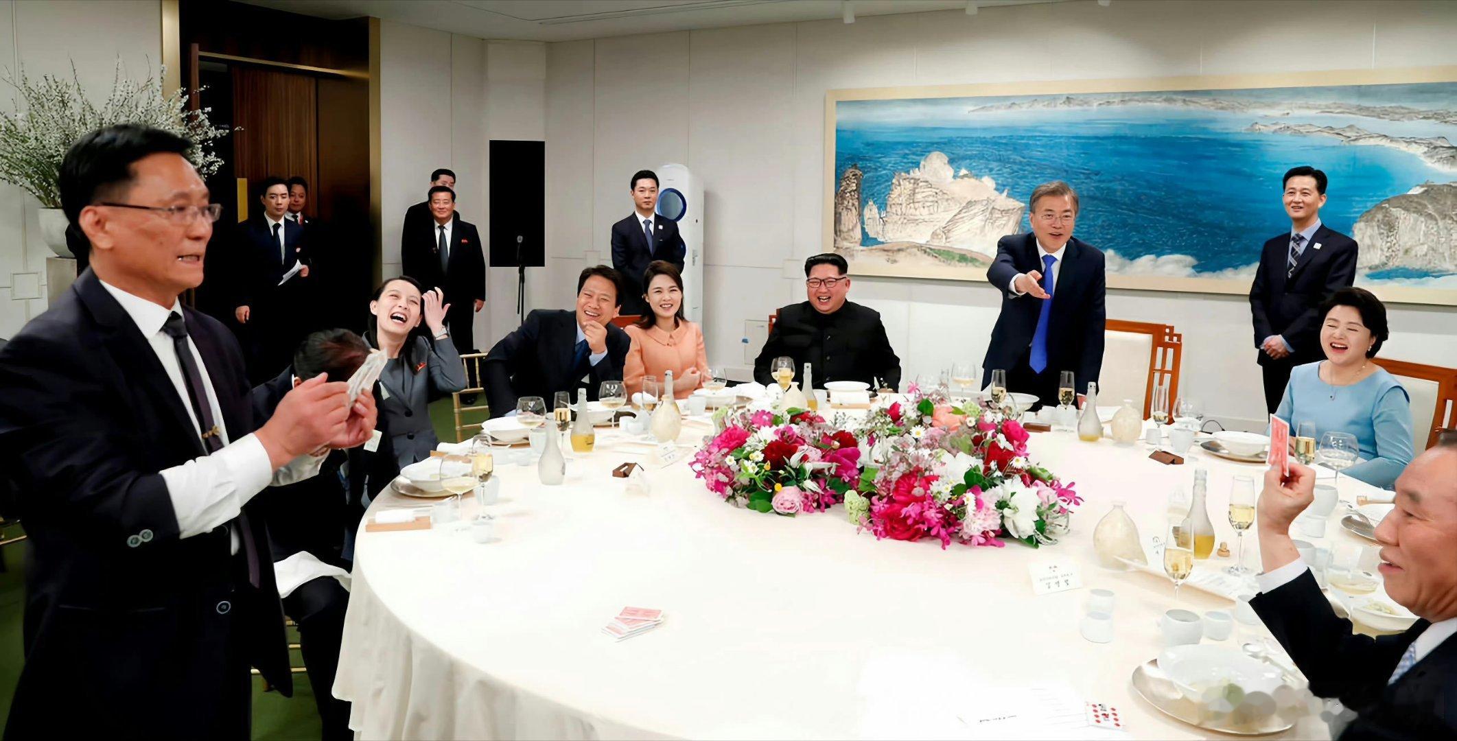 2018年板门店朝韩峰会，时任民主党院内代表、现任韩国议长禹元植与金正恩寒暄，他