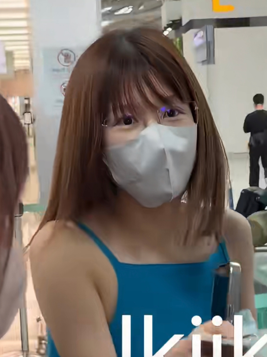赵露思回国机场路透，好乖好萌的小女孩！！