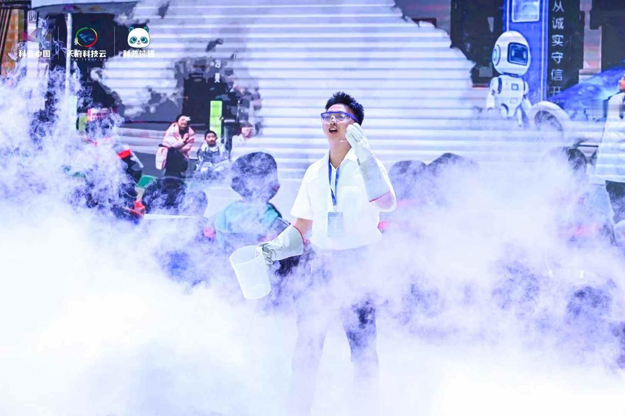 科普展演炫酷有趣+赛制创新严谨+科学视频笑料满满=科普知识以奇怪的形式进入大脑。