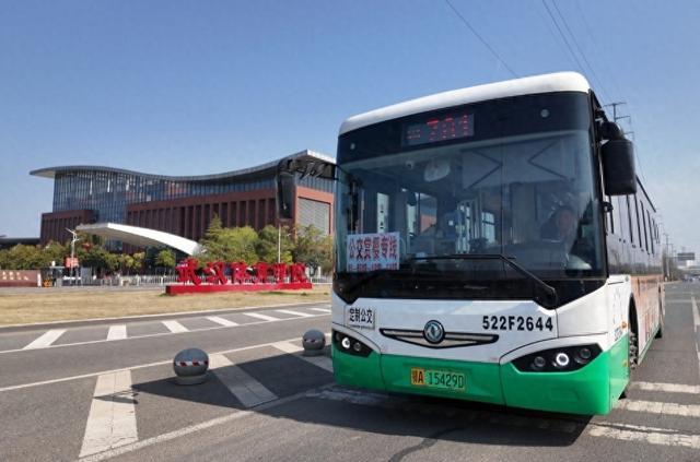 光谷12所高校大学生被“专宠”，公交赏樱专线校门口直达景区