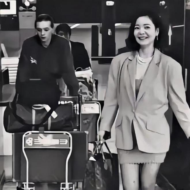 原来，邓丽君有一个小15岁的男朋友，他叫保罗，法国人。跟邓丽君在一起6年的时间。